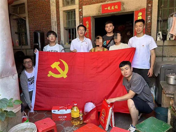 教育学院开展“家校万里行”活动——走访慰问贫困学生