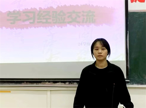 教育学院开展“学习经验交流”主题班会