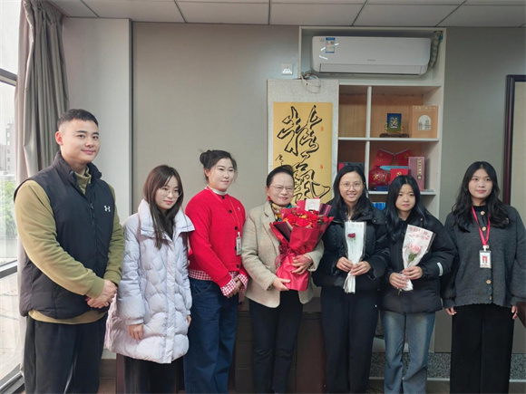 芬芳三月，爱满教院——妇女节献花活动