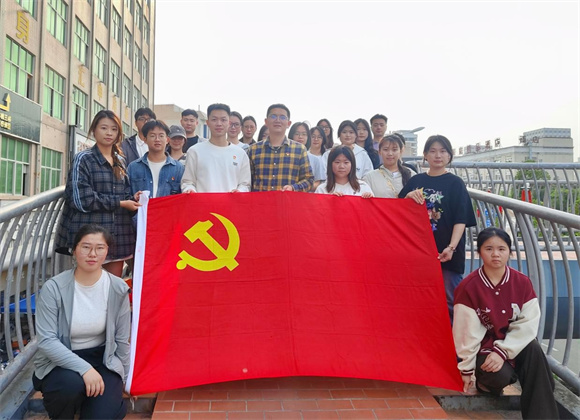 党旗引领 清洁天桥|教育学院党总支组织师生党员开展清扫华光天桥主题党日活动