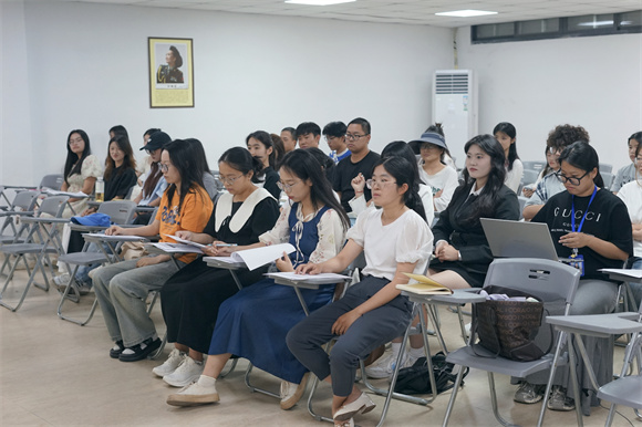 教育学院2025年“职业教育活动周”暨“劳动教育活动周”——英语口语