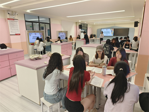 教育学院开展科技周活动——虚拟仿真婴幼儿照护