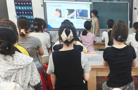 教育学院开展“行为习惯教育”主题班会