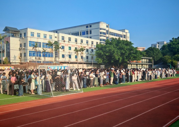 教育学院举行2025-2026学年第一学期升旗仪式