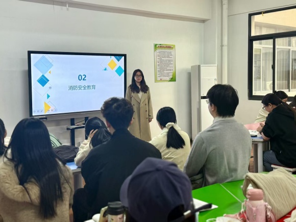 教育学院开展“安全教育”主题班会