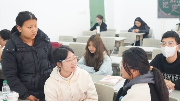 以礼仪为桥 润师者风范——文旅与教育学院开展幼儿教师礼仪示范课