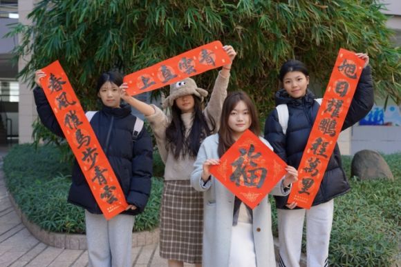 文旅与教育学院第六届“迎新春 送祝福”写春联活动圆满完成
