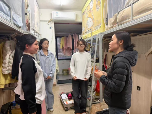 深入宿舍送关怀  筑牢防线保安全