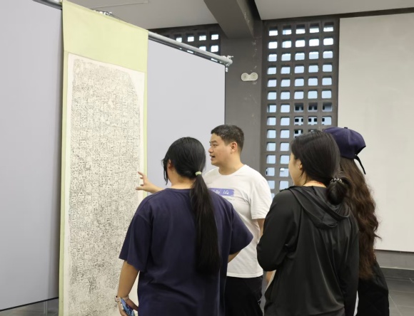 金石传薪承文脉 墨韵浸润育新人——文旅与教育学院组织师生参观书法碑刻拓本展
