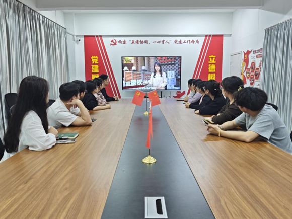 文旅与教育学院组织师生党员观看“世遗绽放 版权添彩”专场宣讲