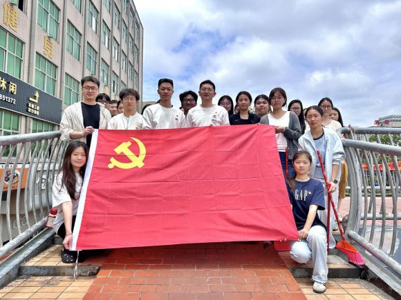 清扫天桥践初心 党建引领担使命｜我院党总支开展“清扫华光天桥”主题党日活动