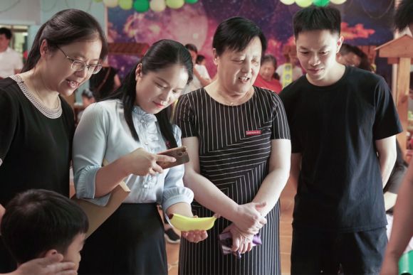 暖心伴六一｜校院领导走进华光附属幼儿园，共度欢乐游园时光