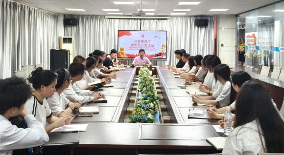 凝心聚力启新程 砥砺奋进担使命——党委委员与新党员入党谈话