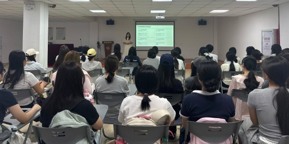 文旅与教育学院开展 “国庆假期安全教育” 主题班会