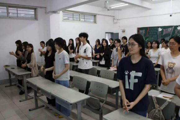 凝心聚力启新程 温情护航助成长｜文旅与教育学院召开2026级新生首次班会