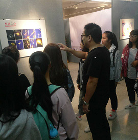 教育学院组织学生参观张淑朋老师个人教学成果作品展