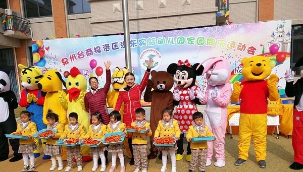 教育学院17级表演艺术1班学生代表参加湖东实验幼儿园运动会