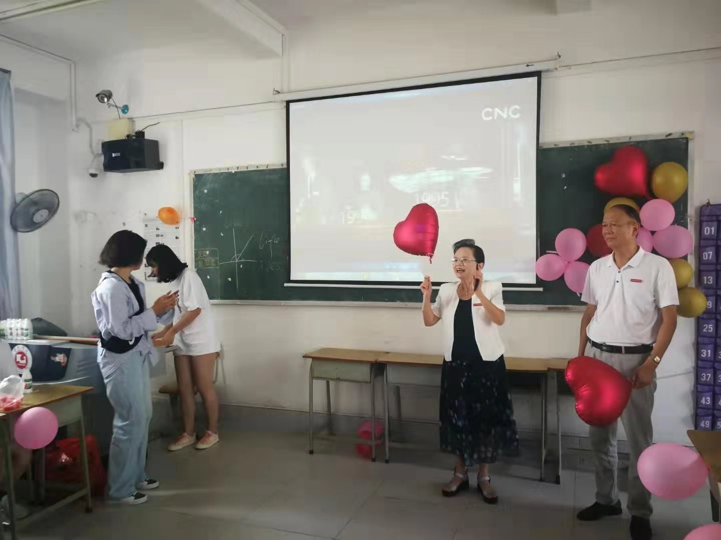 教育学院隆重举行“庆祝新中国七十华诞 弘扬新时代尊师风尚”主题班会