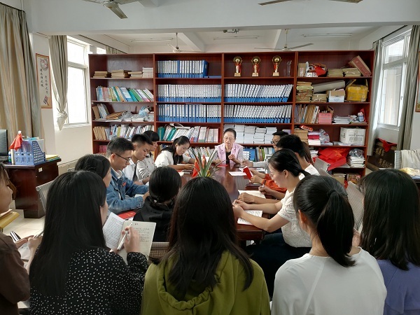 教育学院党支部开展“不忘初心，牢记使命”主题教育活动系列五——《对照党章党规找差距》专题会议