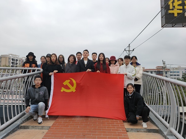 教育学院党支部组织开展同学们打扫华光天桥活动