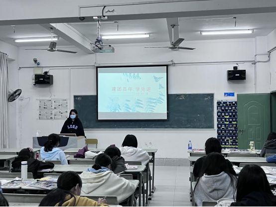 教育学院开展以“建团百年，学先进”为主题的班会活动