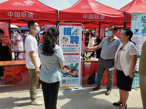 陈雅芳校长赴2023届毕业生招聘会现场关心指导教育学院毕业生（一）