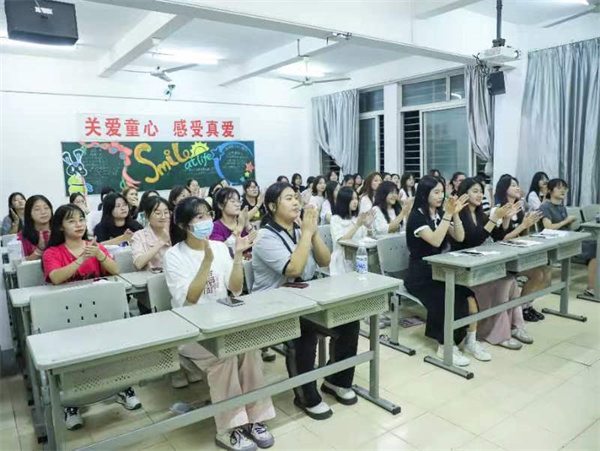   教育学院开展迎新生主题班会