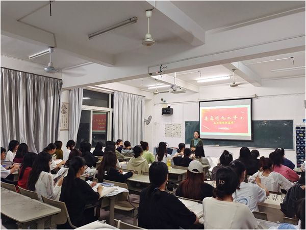 教育学院开展“青春喜迎二十大，奋力谱写新篇章”主题班会