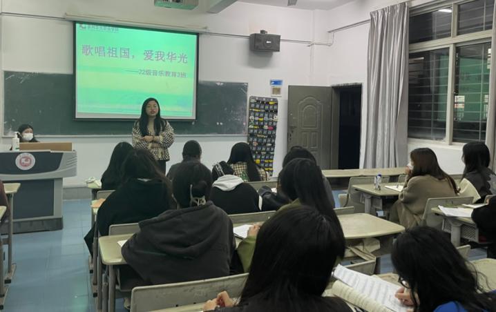教育学院开展以“歌唱祖国，爱我华光”为主题的班会活动