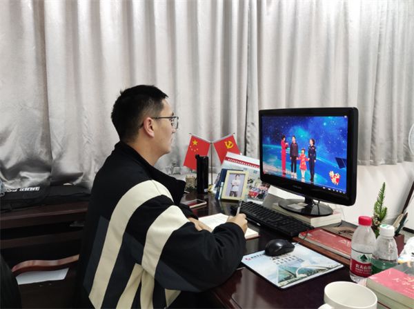 教育学院组织全体师生收看专题节目《榜样7》