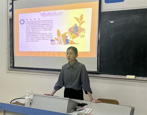 教育学院开展以“技能成才，强国有我”为主题的班会活动