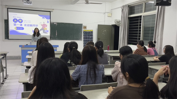 教育学院开展“欢迎新同学”主题班会
