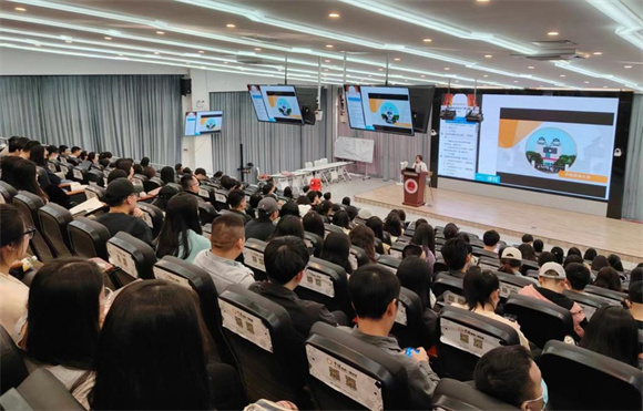 教育学院组织全体教师参加“提高教师教学能力”培训讲座