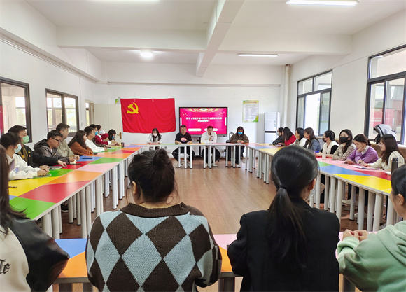 主题教育｜教育学院组织师生党员集中学习《习近平总书记关于主题教育的系列讲话精神》