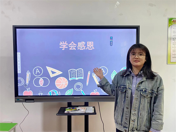 教育学院开展“学会感恩”主题班会