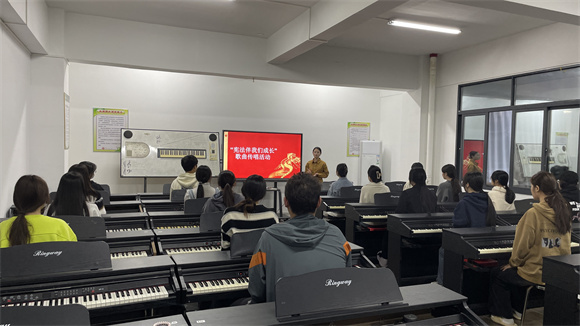 主题教育｜教育学院开展《宪法伴我们成长》歌曲传唱活动